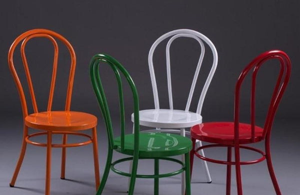 assortiment de chaise moderne en acier de couleur orange verte blanc et rouge
