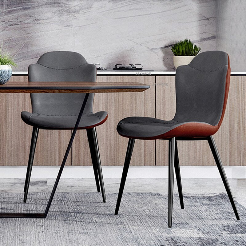 Chaise moderne en cuir surpiqué et pieds en métal