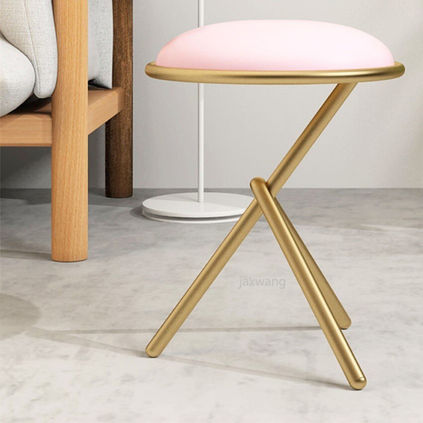 Tabouret design en métal doré mate et assise ronde en Y inversé