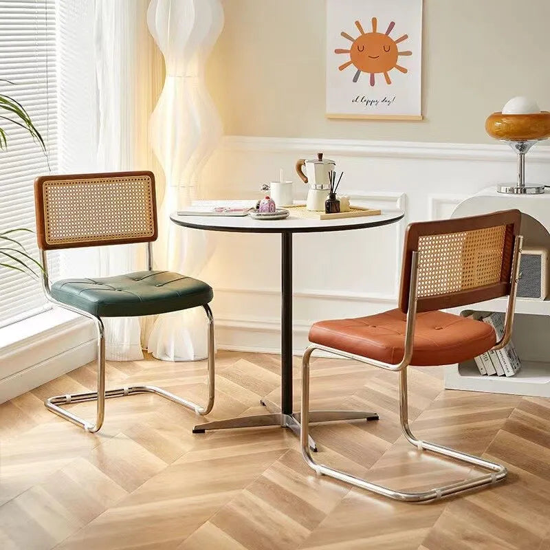 Chaise vintage modernisée de salle à manger en cuir et rotin