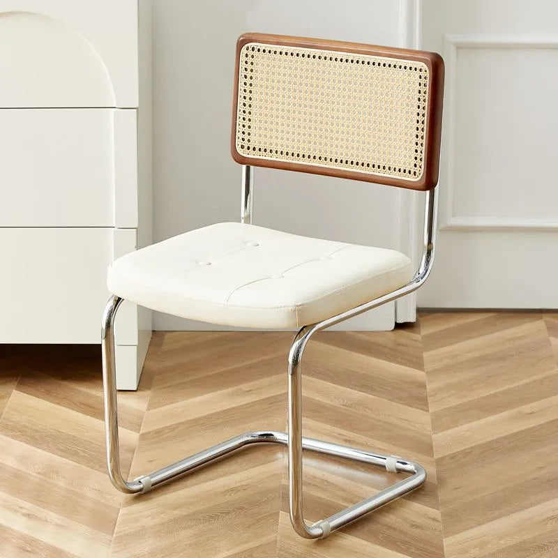 Chaise vintage modernisée de salle à manger en cuir et rotin