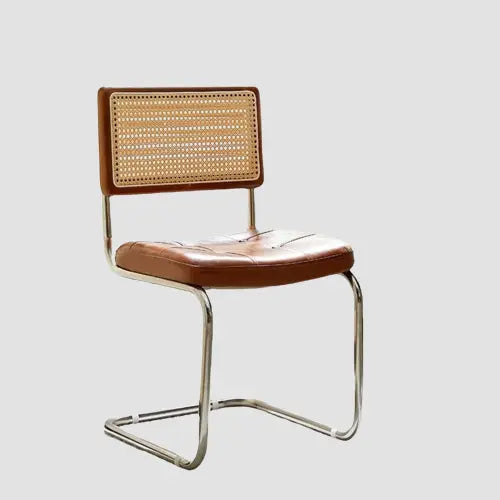 Chaise vintage modernisée de salle à manger en cuir et rotin