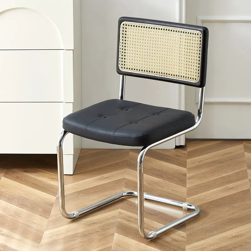 Chaise vintage modernisée de salle à manger en cuir et rotin