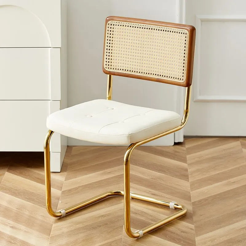 Chaise vintage modernisée de salle à manger en cuir et rotin