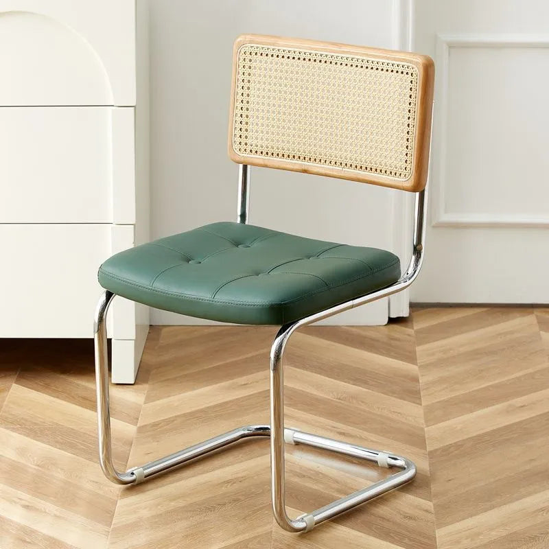 Chaise vintage modernisée de salle à manger en cuir et rotin