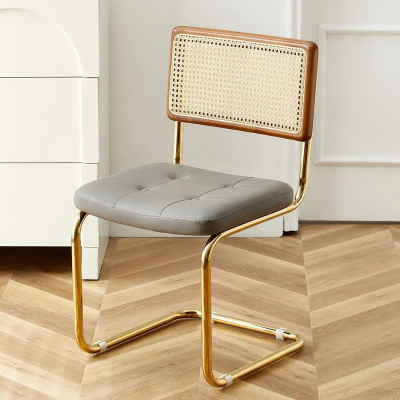 Chaise vintage modernisée de salle à manger en cuir et rotin