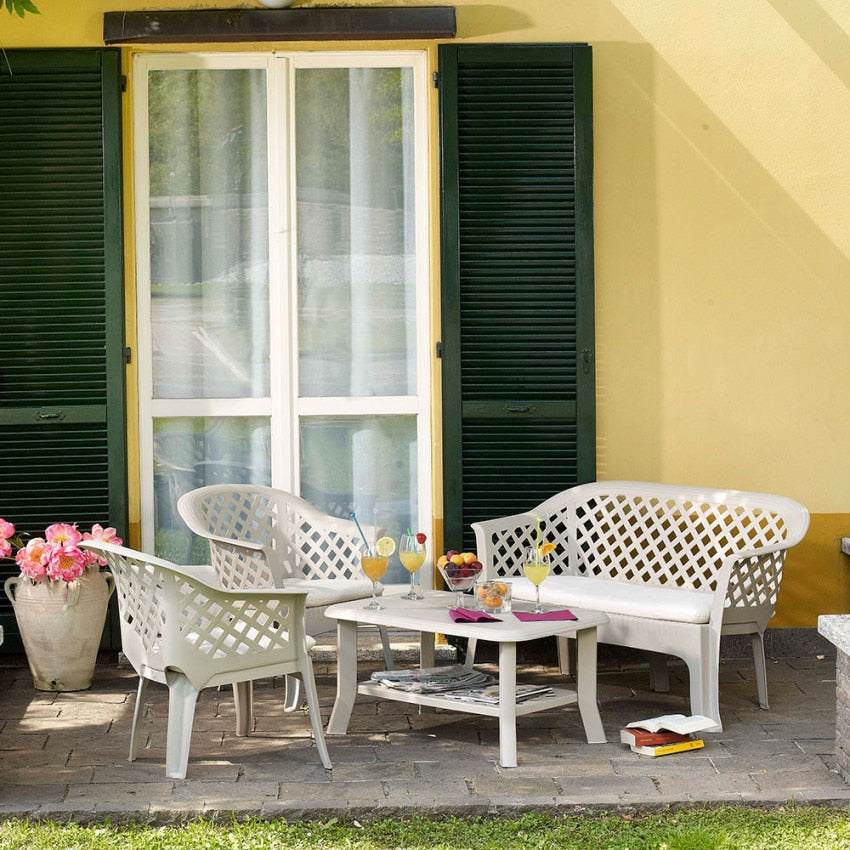 Chaise vintage avec banquette et table de jardin ou terrasse