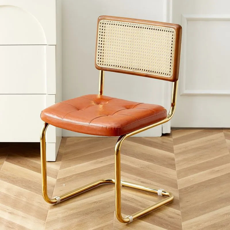 Chaise vintage modernisée de salle à manger en cuir et rotin