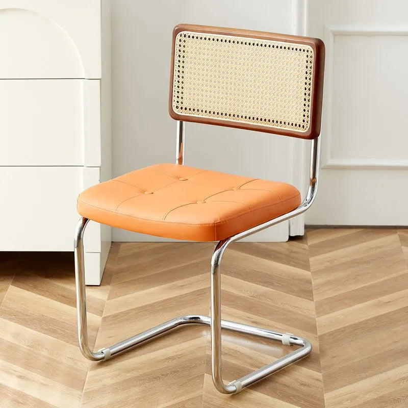Chaise vintage modernisée de salle à manger en cuir et rotin
