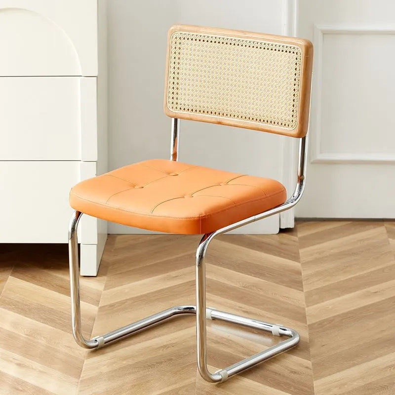 Chaise vintage modernisée de salle à manger en cuir et rotin