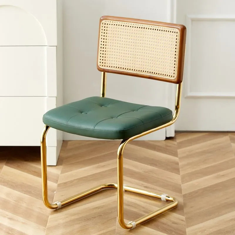 Chaise vintage modernisée de salle à manger en cuir et rotin