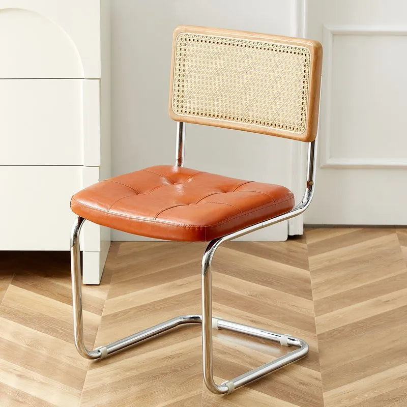 Chaise vintage modernisée de salle à manger en cuir et rotin