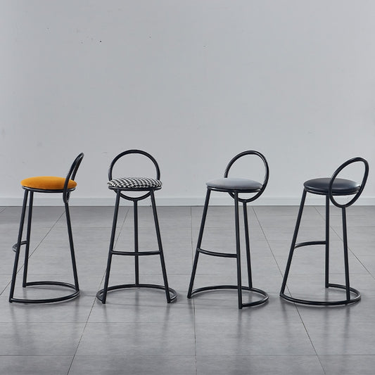 Tabouret de bar design en métal noir avec dossier circulaire
