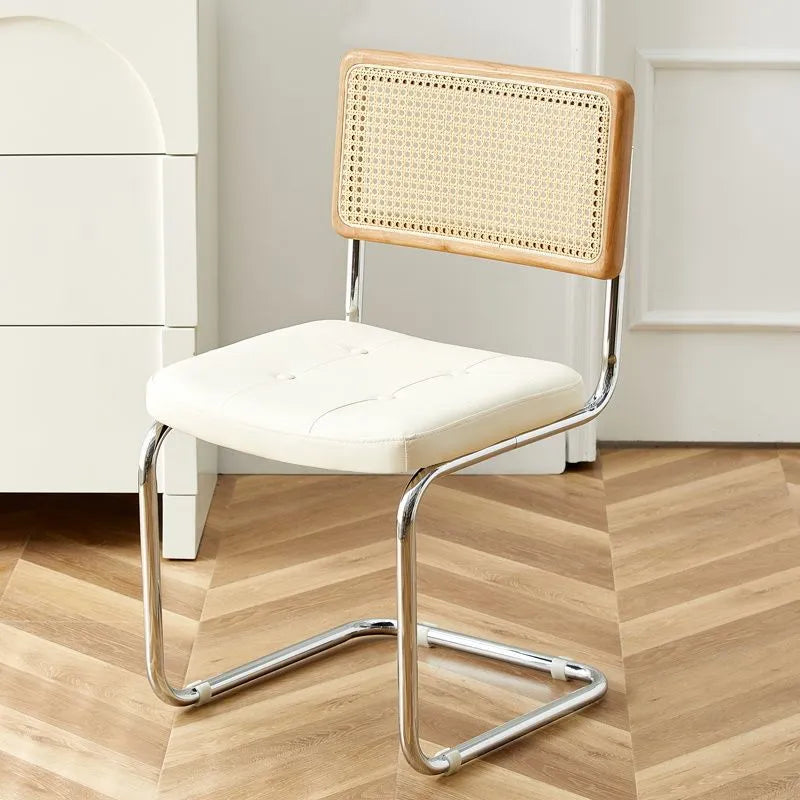Chaise vintage modernisée de salle à manger en cuir et rotin
