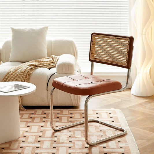 Chaise vintage modernisée de salle à manger en cuir et rotin