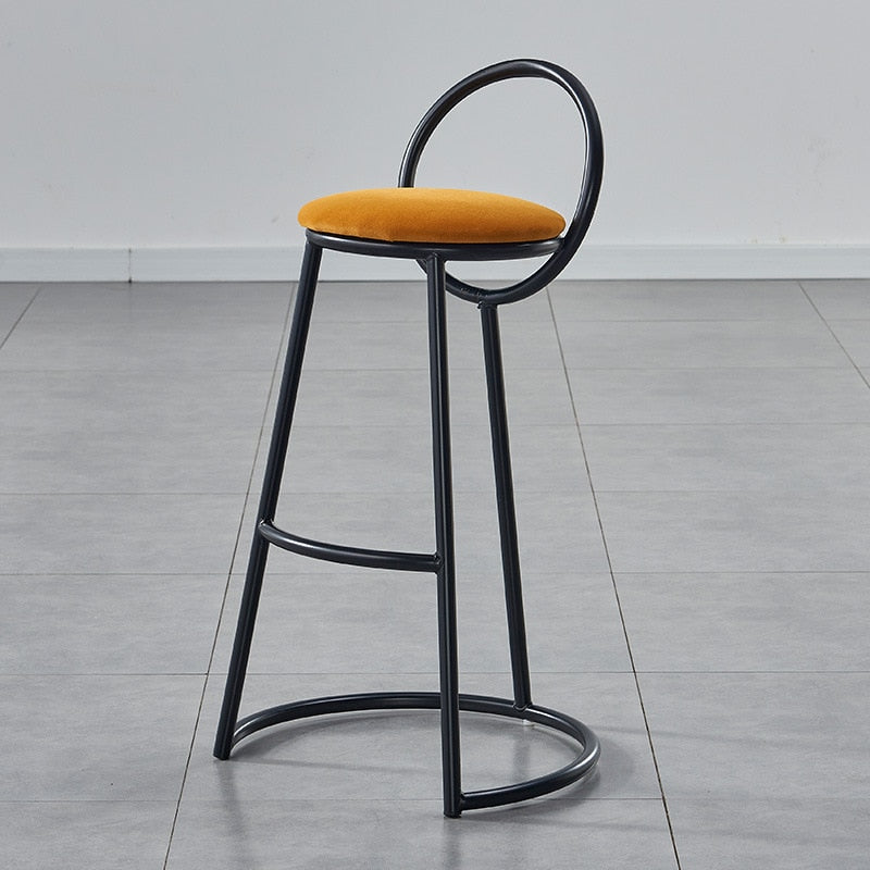 Tabouret de bar design en métal noir avec dossier circulaire