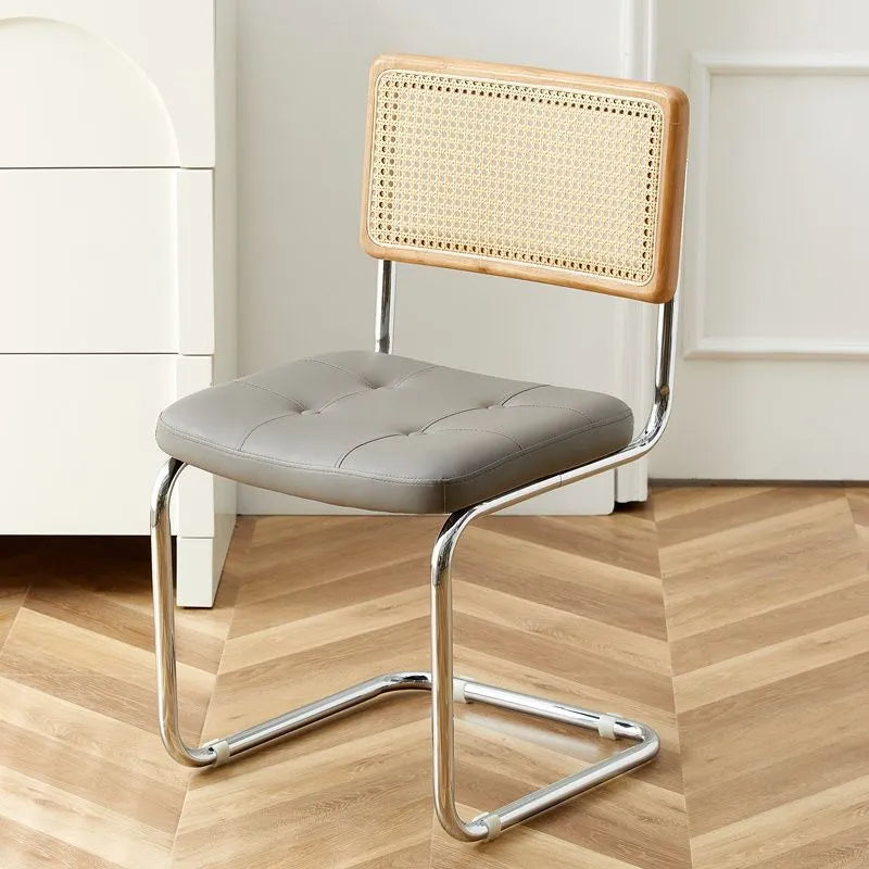 Chaise vintage modernisée de salle à manger en cuir et rotin