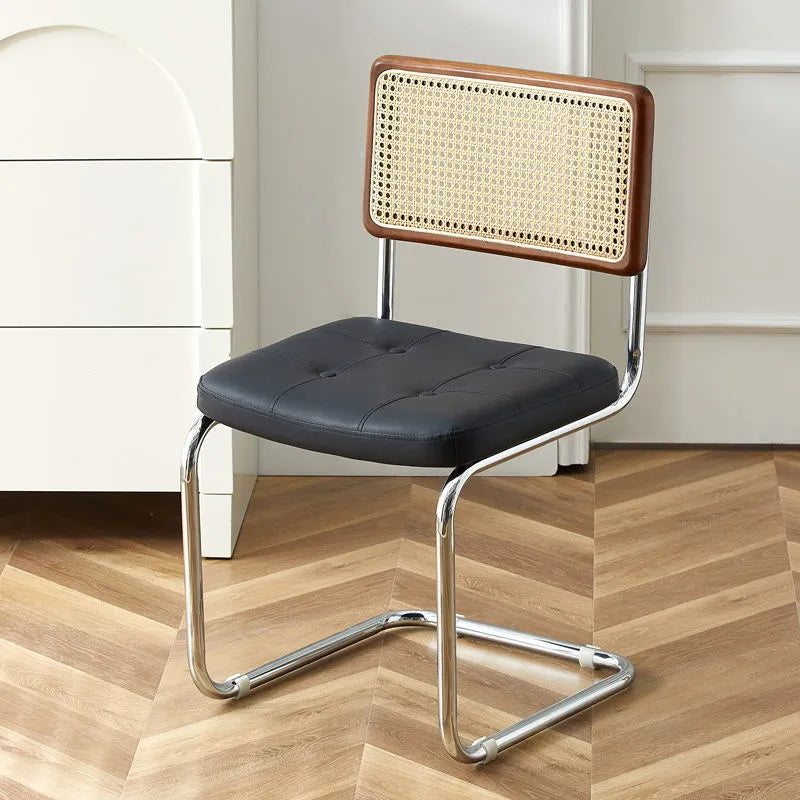 Chaise vintage modernisée de salle à manger en cuir et rotin
