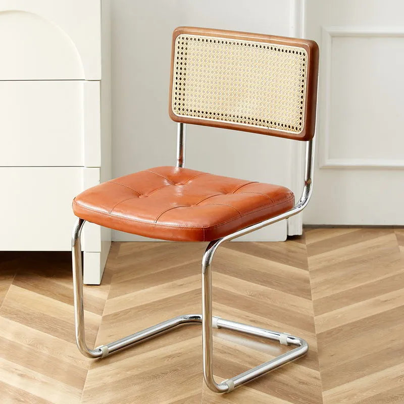 Chaise vintage modernisée de salle à manger en cuir et rotin