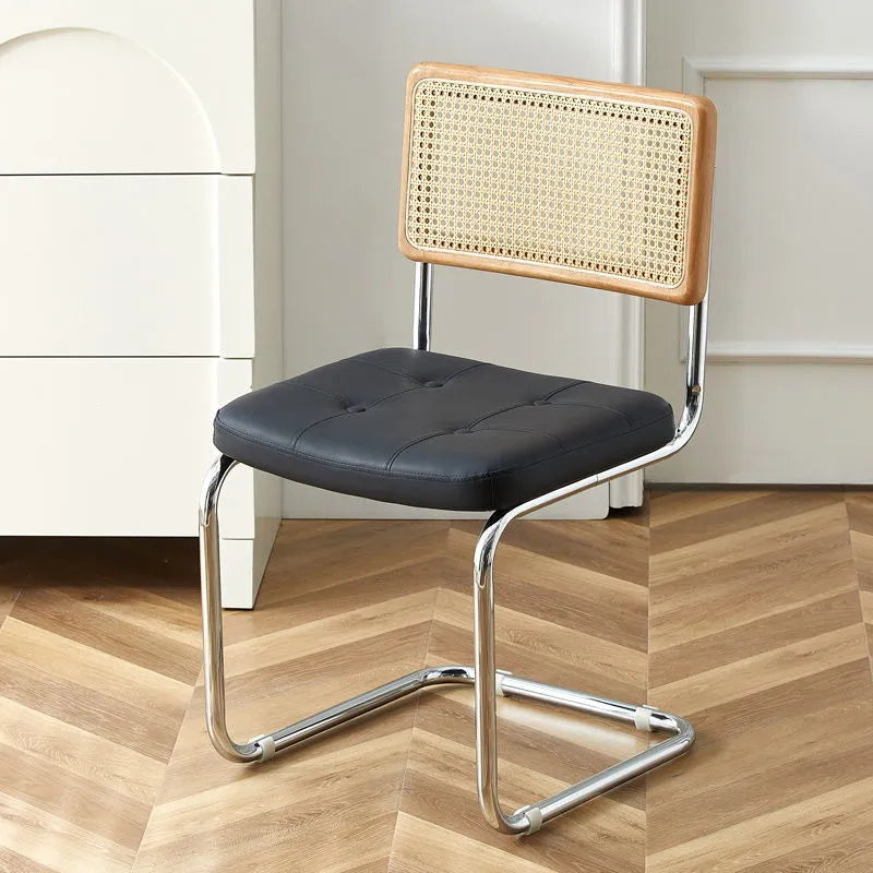 Chaise vintage modernisée de salle à manger en cuir et rotin