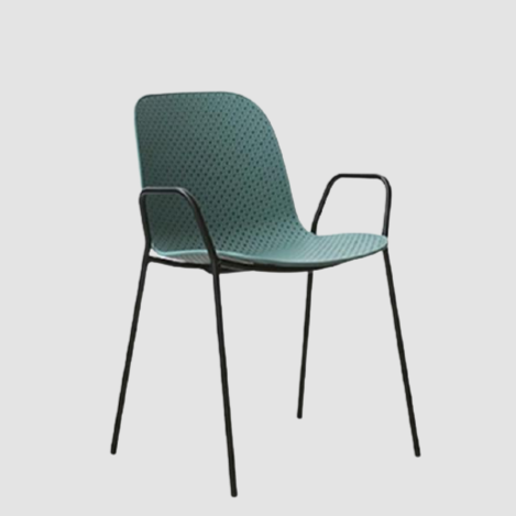 Chaise design minimaliste avec dossier pointillé et accoudoirs affinés