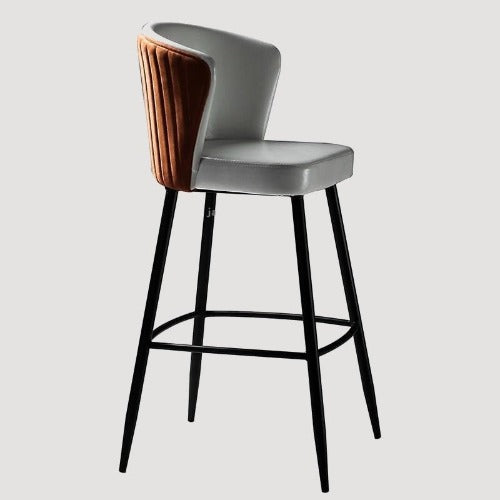 Chaise de bar moderne en cuir et métal noir avec large assise