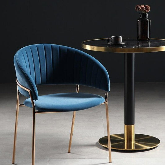 Chaise design velours et métal doré avec dossier incurvé