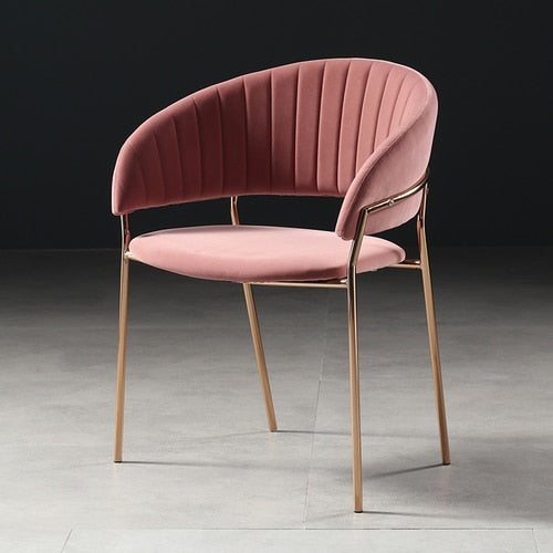 Chaise design velours et métal doré avec dossier incurvé