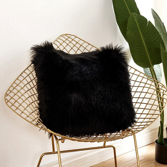 Coussin carré taie en fourrure synthétique noir