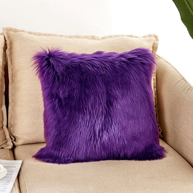 Coussin carré taie en fourrure synthétique violet