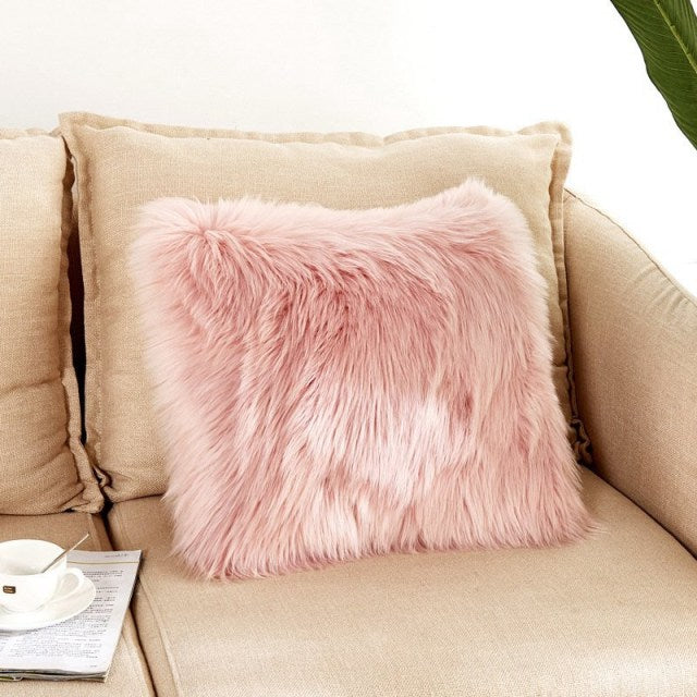 Coussin carré taie en fourrure synthétique rose