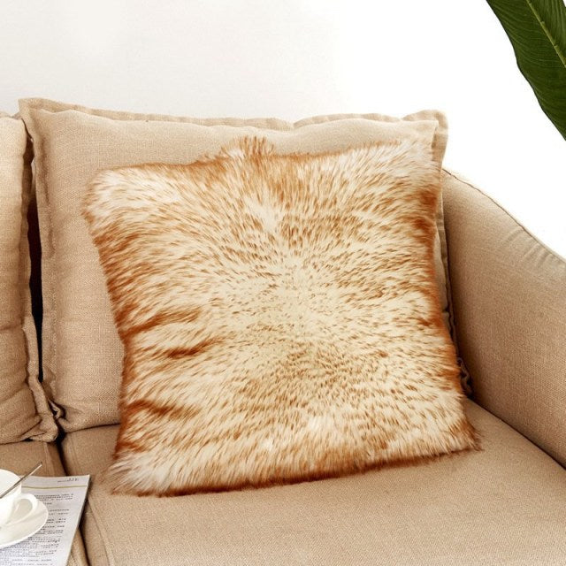 Coussin carré taie en fourrure synthétique