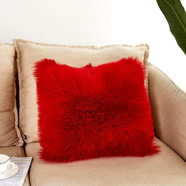 Coussin carré taie en fourrure synthétique rouge