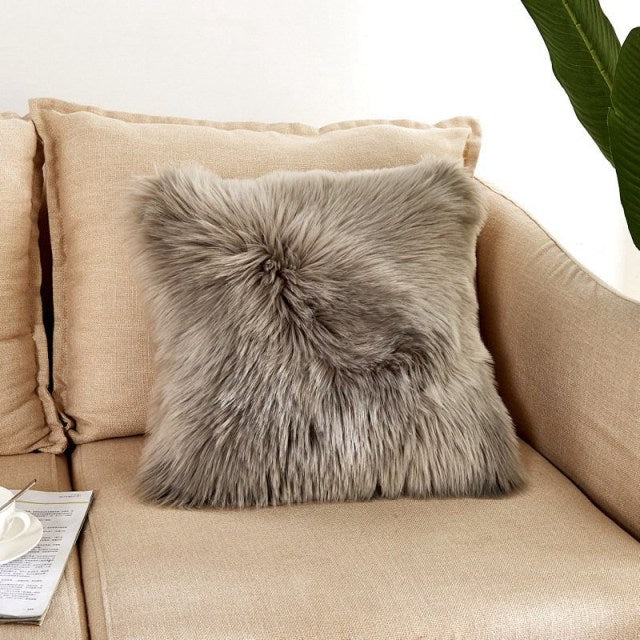 Coussin carré taie en fourrure synthétique