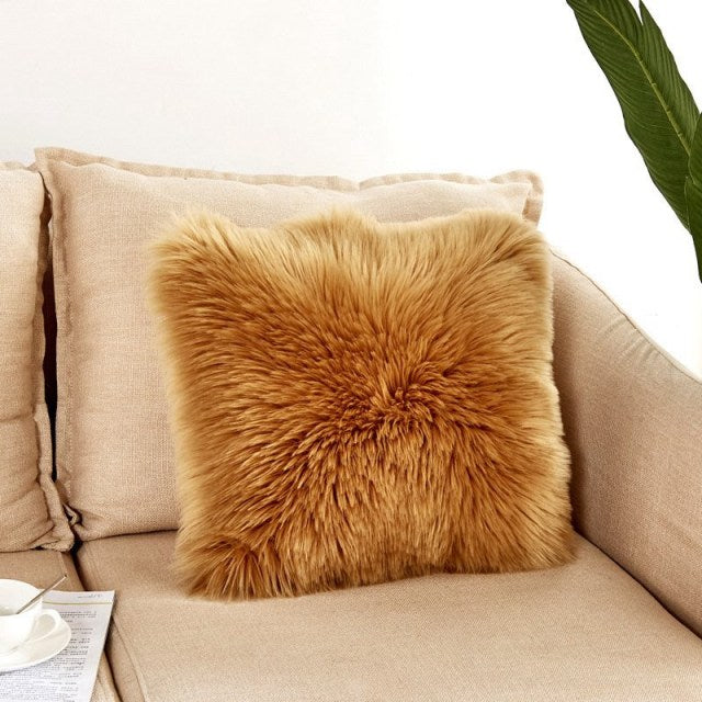 Coussin carré taie en fourrure synthétique camel