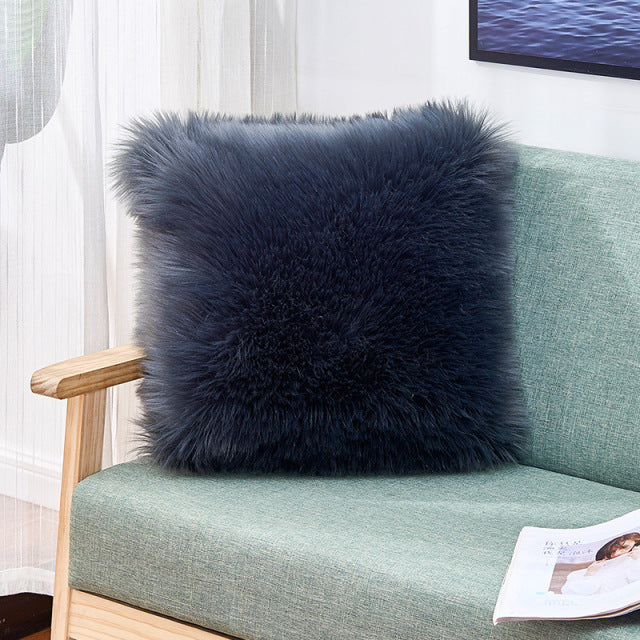 Coussin carré taie en fourrure synthétique