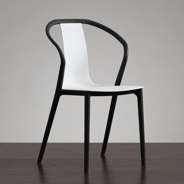 Chaise design minimaliste en résine et bois à dossier échancré