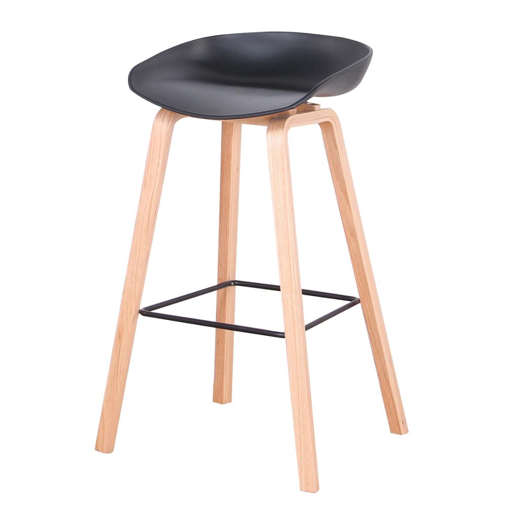 Tabouret de bar nordique en bois clair et assise résine