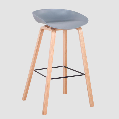 Tabouret de bar nordique en bois clair et assise résine