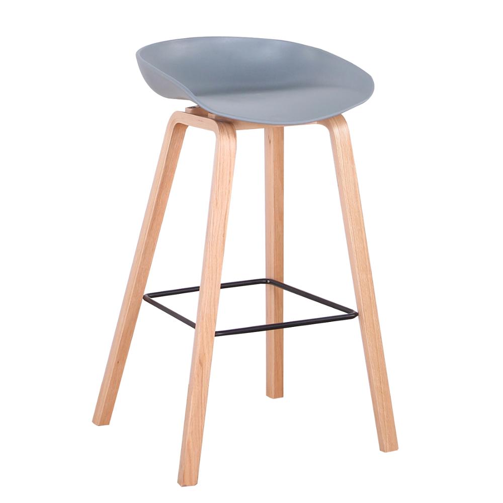 Tabouret de bar nordique en bois clair et assise résine