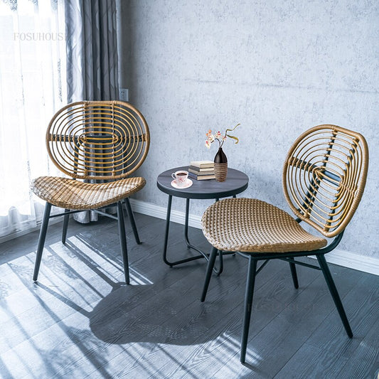 Chaise en rotin assise large et armature en métal