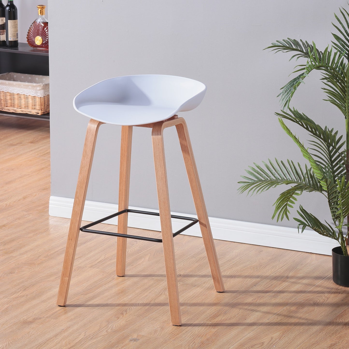 Tabouret de bar nordique en bois clair et assise résine