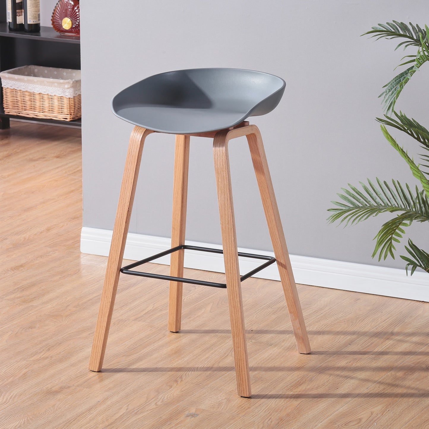 Tabouret de bar nordique en bois clair et assise résine