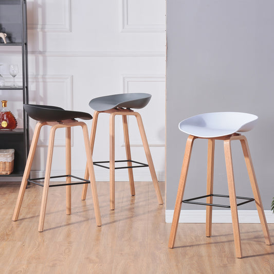 Tabouret de bar nordique en bois clair et assise résine