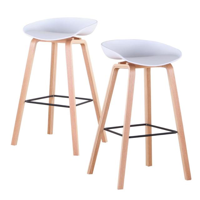 Tabouret de bar nordique en bois clair et assise résine