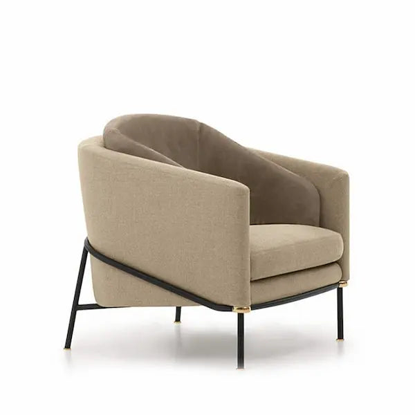 Fauteuil design scandinave en suédine et pieds en métal noir