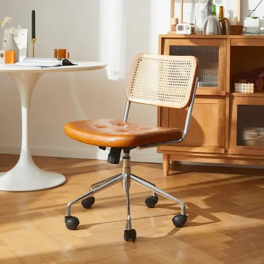 Chaise de bureau vintage en cuir et rotin sur roulettes sans accoudoirs