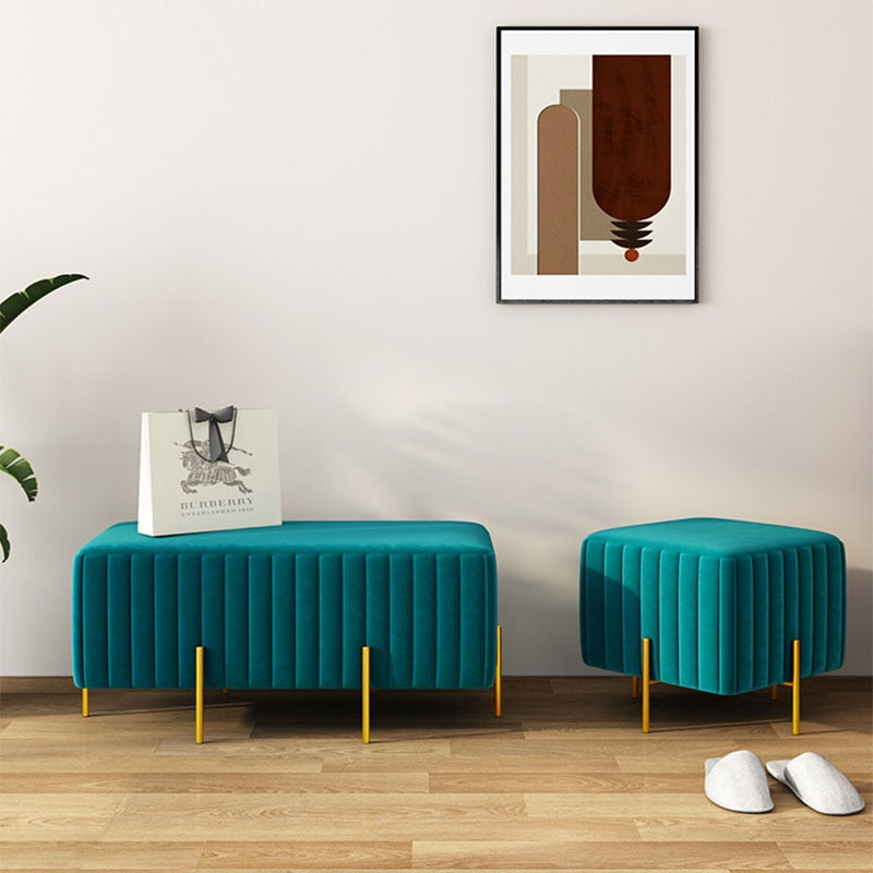Banc design en velours et pieds en métal doré fins