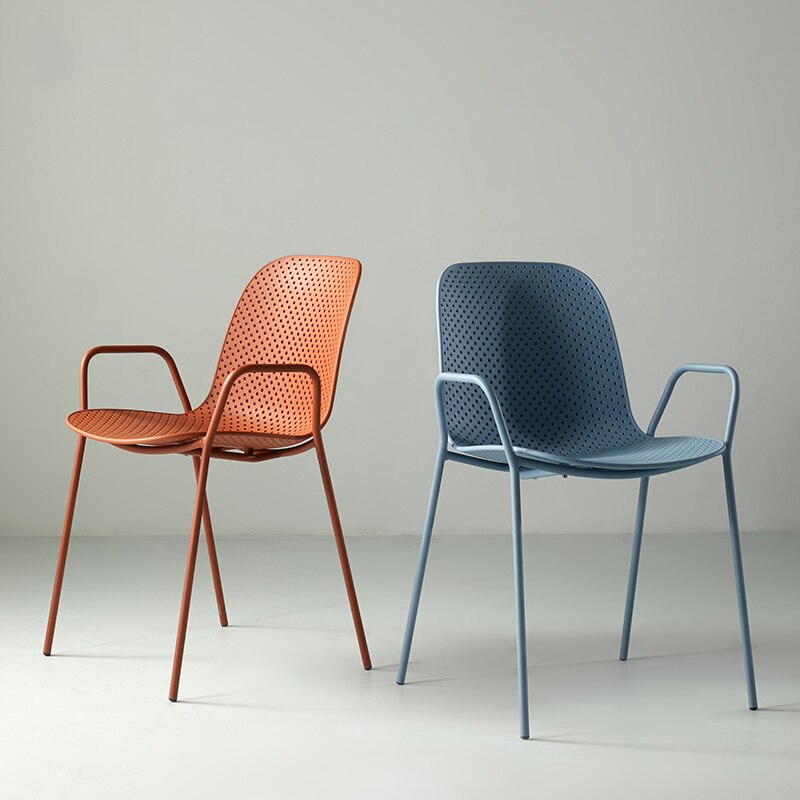 Chaise design minimaliste avec dossier pointillé et accoudoirs affinés