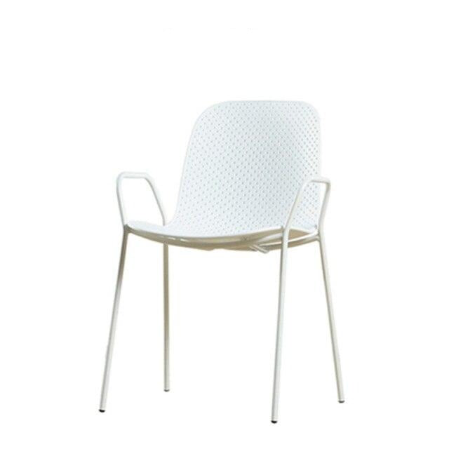 Chaise design minimaliste avec dossier pointillé et accoudoirs affinés